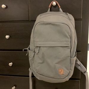 Fjallraven | Gray 4-Pocket Backpack | 20L
